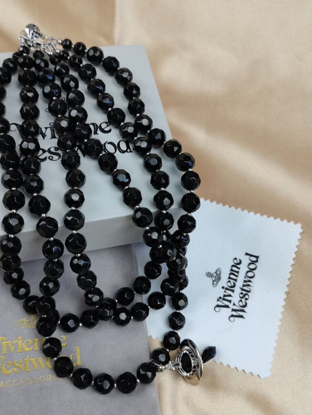 Vivienne Westwood Three Row Pearl Bas Relief Choker in Silver (Brand New) - Picture 6 of 13